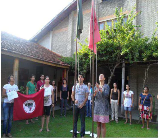 Foto 3: Mística e formatura do Curso de Especialização em Linguagens em Escolas do  Campo/ENFF e UnB (Hasteamento das bandeiras da Via Campesina e do MST) 