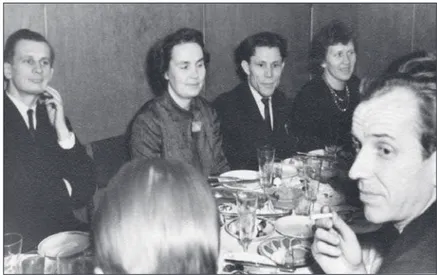 Foto 6. P. Ariste sünnipäev 3. veebruaril 1965. Vasakult Arvo Laanest, Helju Kaal, Ivan Tarakanov, Maria Zaitseva, Valdek Pall