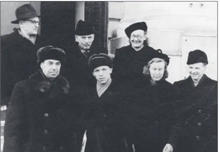 Foto 7. Tartus 1956. aastal. Tagareas Paul Ariste, Johannes Voldemar Veski, Paula Palmeos, ees Nikolai Bogdanov, Ivan Galkin, Zina  Du-brovina, Georgi Kert