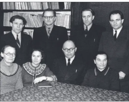 Foto 8. Tartus 1957. aastal. Seisavad Ivan Tarakanov, Paul Ariste, Eduard Vääri, Gabor Bereczki