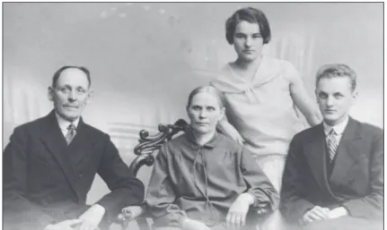 Foto 2. Perekonnapilt 1928. aastast. Vasakult isa Aleksander Berg, ema Liisa Berg, abikaasa Erna Ariste, Paul Ariste