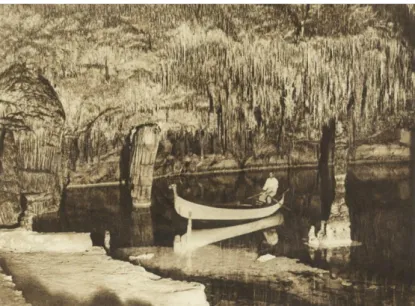 Figura 3.5 – Barco circulando no lago Martel, no interior das Cuevas del Drach. [22] 
