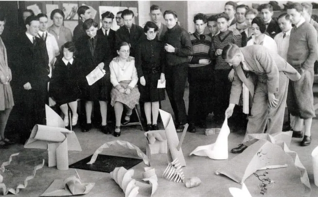 Figura 2 - Josef Albers com os estudantes do curso básico da Bauhaus (1928) 