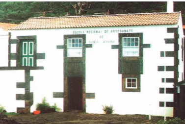 Figura 2 – Imagem da fachada da Escola de Artesanato de   Santo Amaro do Pico (Neves &amp; Neves, 2003: 484)