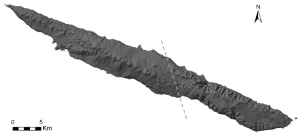 Figura 3: Morfologia da ilha de São Jorge. A tracejado indica-se a zona do vale fluvial da Ribeira Seca, que separa  duas zonas geomorfologicamente distintas (ver texto).