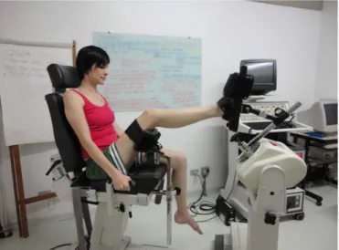 Figure 1. Positioning of the participant at the isokinetic dynamometer  with the foot resting on the support plate of the equipment.