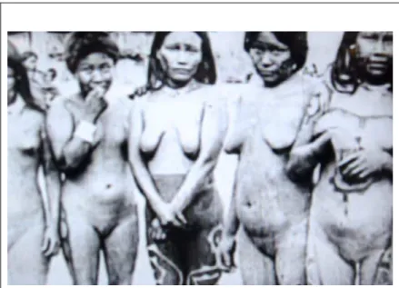 Fig. 47: enquadradas pela câmera, as mulheres devolvem o olhar àqueles que as filmam.  Fonte: fotograma do filme No Paiz das Amazonas.