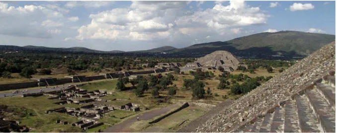 Figura 3.1.2.: Teotihuacán desde a pirâmide do sol. À esquerda, a calçada dos mortos. Foto do autor.