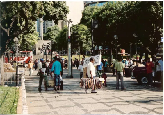 Foto da Praça com vendedores ambulantes 