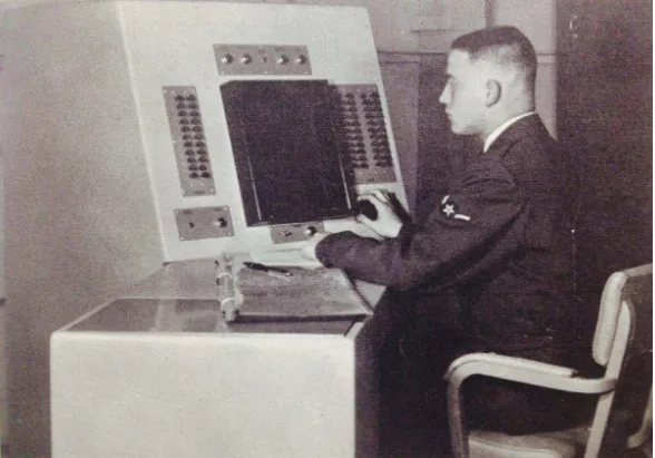 Figura 7: Militar estadunidense utilizando dispositivo desenvolvido para autoinstrução  na década de 1950