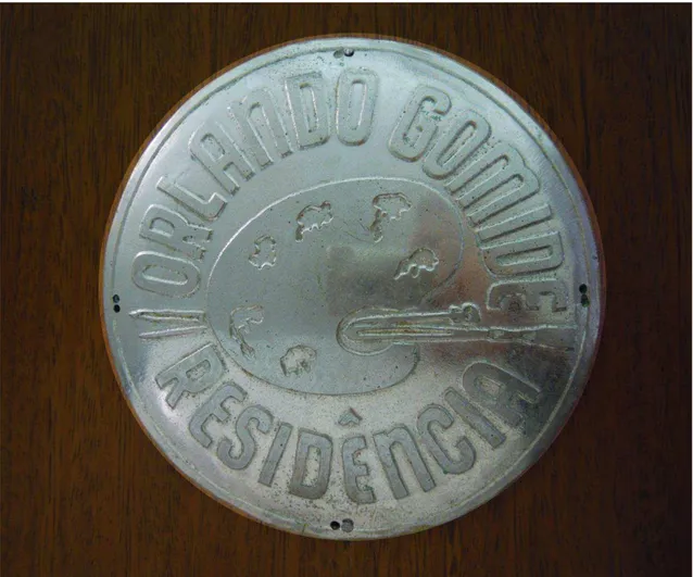 Figura 2 Medalhão em metal que ficava afixada à porta da residência do Sr. Orlando Nogueira Gomide  em Belo Horizonte
