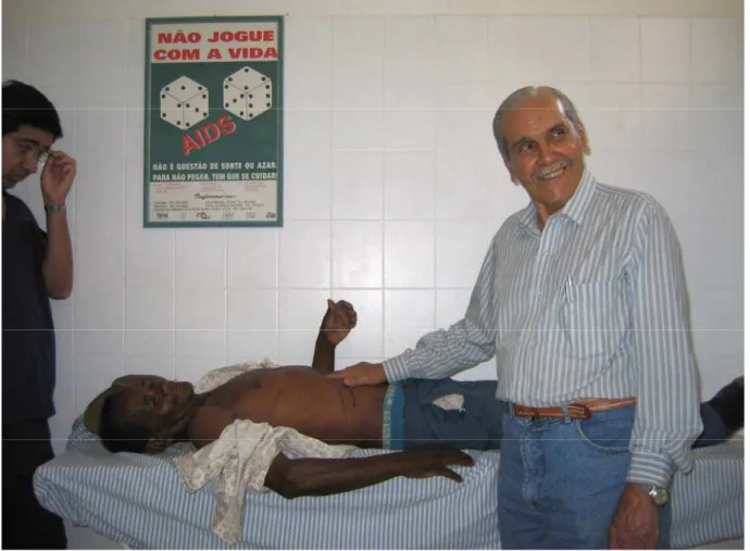 FIGURA 3. Palpação do fígado (Prof. Aluísio Prata). 