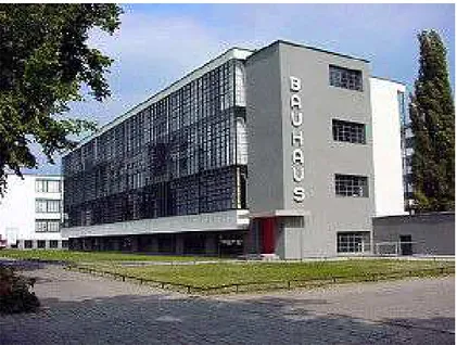 FIGURA 9 – O prédio da Bauhaus, em Dessau, projetado por Walter Gropius  Fonte: Wikipedia, 2010