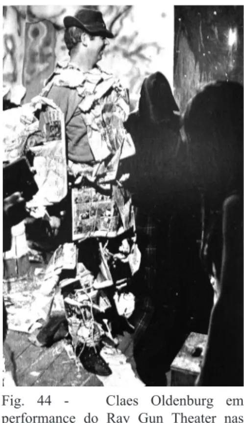 Fig.  44  -      Claes  Oldenburg  em  performance  do  Ray  Gun  Theater  nas  ruas	de	Nova	York,	1962.