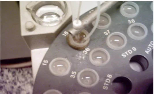 Figura 6.  Suspensão de sedimento mantido homogêneo durante a coleta  da amostra pelo braço do amostrador automático 