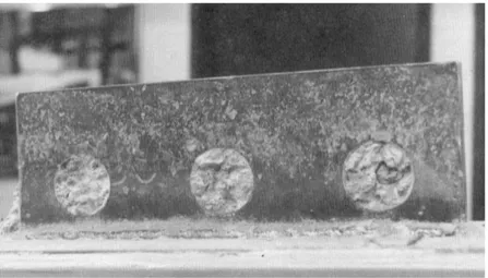 FIGURA  2.17 – Detalhe do conector após o colapso e o efeito de pino no concreto             (OGUEJIOFOR e HOSAIN, 1995).