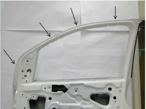 FIGURA 27  – Seções retiradas do componente porta – detalhes da grafagem e adesivo.  FONTE  – FIASA 