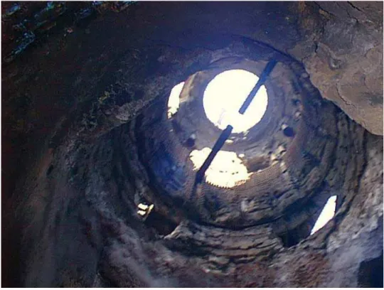 Figura 9 : Visão interna do topo do alto-forno, podendo ver as crostas de cascão. [Fotos Belgo, 1999]