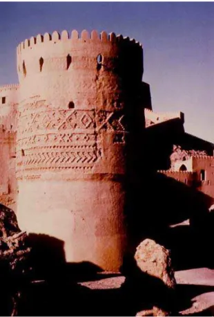 FIGURA 6 – Torre construída em terra crua, na cidade Bam no Iran.   Fonte: www.webitalianet.com 