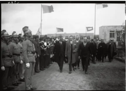FIG. 3  «O Senhor Ministro do Interior  [Albino dos Reis] inaugurando o Bairro  Social em Cascais», Cascais, 12 de março de  1933 (arquiteto Jorge Segurado, 1932 -1933)