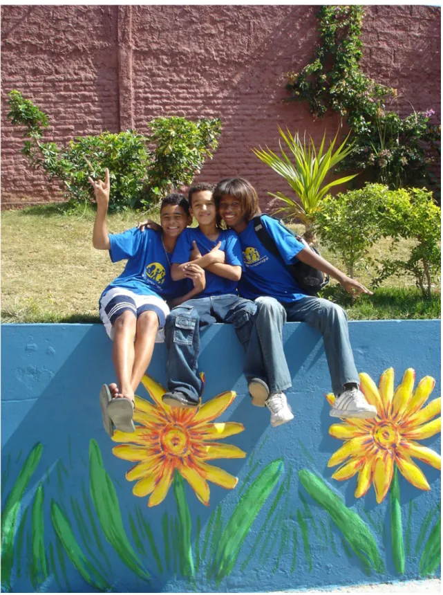 Figura 2 – Foto uom alunos na quadra das flores – primeiro espaço trabalhado no projeto Dos Muros Sai Vida.