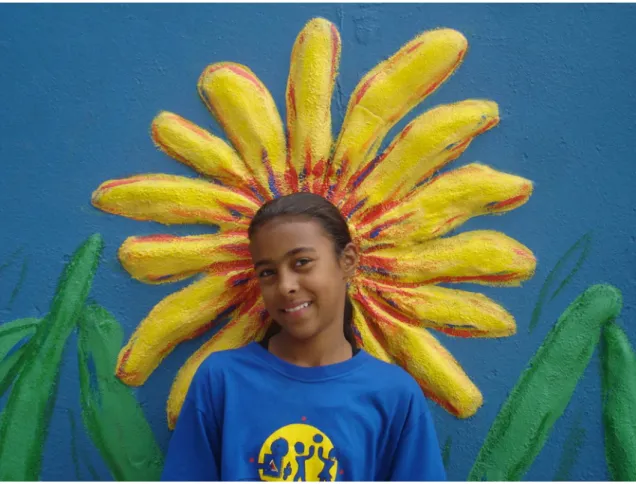 Figura 4 - Foto uom aluna na quadra das flores – primeiro espaço trabalhado no projeto Dos Muros Sai Vida.