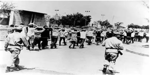 Foto a seguir mostra o momento em que a UnB foi invadida por tropas militares,  tendo  a  primeira  invasão  ocorrido  no  dia  9  de  abril  de  1964