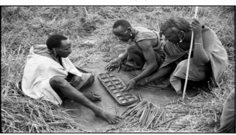 Figura 1 - Homens da Etnia Maasi (grupo étnico africano de seminômades localizado no  Quênia e no norte da Tanzânia) jogando Mancala 