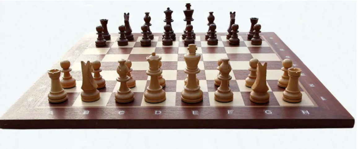 Figura 2: Tabuleiro de xadrez. Fonte: Site da Commons.Wikimedia (2016). Um rel´ogio de xadrez ´e um conjunto de dois rel´ogios montados juntos em uma ´ unica pe¸ca com bot˜oes que permitem acionar um dos dois ao mesmo tempo que se interrompe a contagem de tempo do outro, de forma que nunca aconte¸ca dos dois andarem  simulta-neamente.