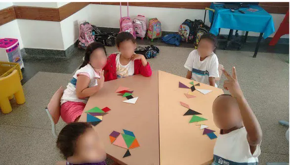Figura 2: Alunos da Educação Infantil criando figuras com o Tangram.  Fonte: A Autora
