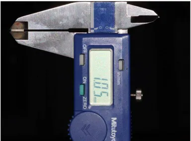 Figura 10 – Aferição da espessura dos espécimes com paquímetro digital. 