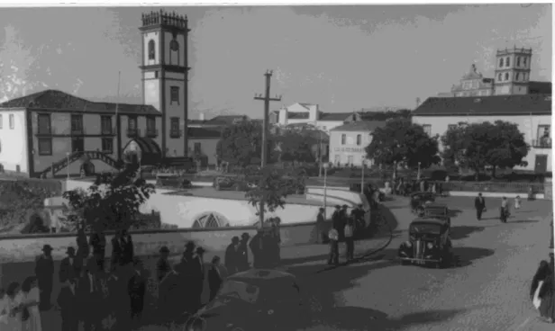 Fig. 12 – Praça Hintze  Ribe iro, a  Câ mara Munic ipal e m fundo, algures na década de 1950