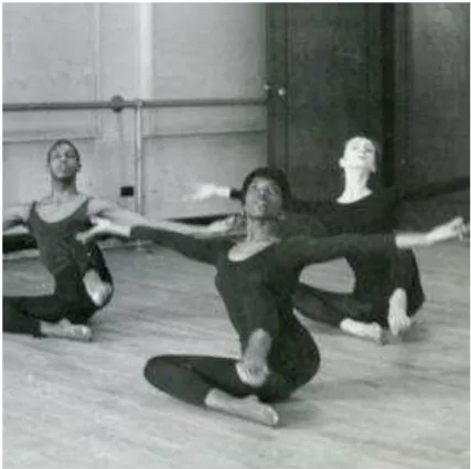 Figura 2: Pina Bausch (à direita, atrás) em aula da Julliard School, em Nova Iorque, 1960  