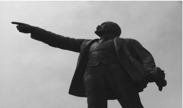 Figura 9 -  Estátua de Lenin apontando para o “futuro brilhante” do comunismo (Fonte: Cienki e Müller  