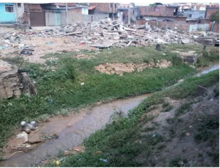 Figura 5: Casas demolidas em ocupação de fundo de vale na bacia do Córrego João Gomes,  subafluente do Ribeirão Pampulha, para construção de Avenida Sanitária