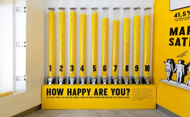 Figura 14 -  Instalação How Happy are you? obtido de: https://www.designboom.com/design/sagmeister- https://www.designboom.com/design/sagmeister-walsh-interview-and-recent-work/ acedido a 02-09-19 