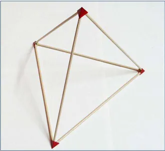 Figura 31  – Fotografia do tetraedro regular finalizado com arestas de 21 cm. 
