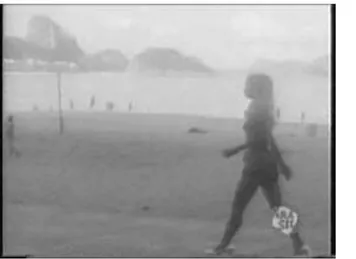 Figura 2. Fotograma de Sônia Silk, a “fera oxigenada” (Helena Ignez) caminhando em Copacabana Mon Amour