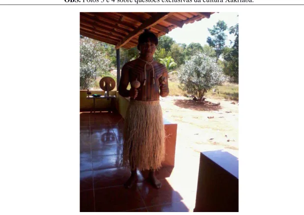 FOTO 3  – Professor de Cultura Xakriabá nas escolas do território: pintura corporal, utensílios e  artefatos, roupas típicas (abril, 2012)