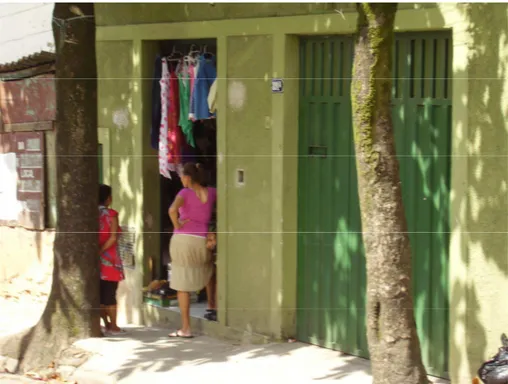 Foto 05: Mulheres “batendo papo” na porta de um pequeno bazar de roupas. Autor: Luiz Antônio E