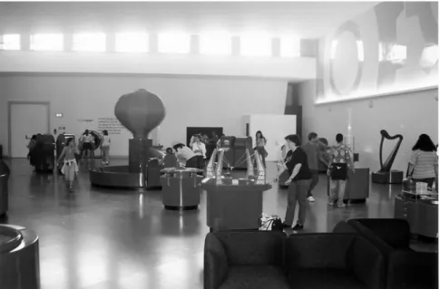 Figura  2.16.  Visitantes  interagindo  com  os  módulos  hands-on na exposição Vê,  Faz e  Aprende 19  patente no Pavilhão do Conhecimento, em Lisboa