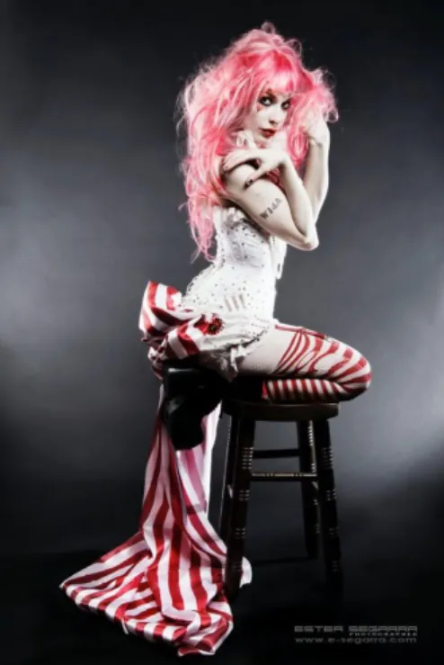 Figura 14 - Emilie Autumn “white” photoshoot                       Figura 15 - Emilie Autumn at the premiere of               (2006) by Casey Mitchell