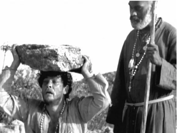 Figura 6: Manuel (Geraldo Del Rey) sobe uma colina de joelhos carregando uma pedra de 20 kg,  durante as filmagens de &#34;Deus e o Diabo na Terra do Sol&#34; (1964)