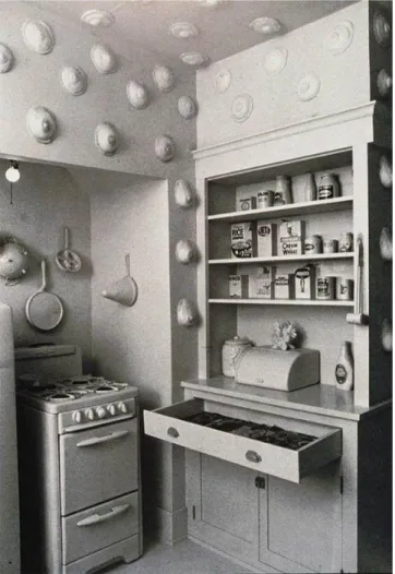 Figura 10: &#34;Eggs to Breasts&#34;, uma instalação de Vicky Hodgett, Susan Frazier e Robin Weltsch na  cozinha da casa utilizada em “Womanhouse”, um espaço performativo organizado por Judy  Chicago e Miriam Schapiro em 1972 na California