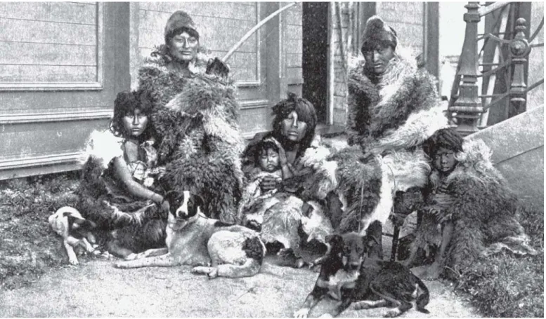 Figura 1: Familia ona en las afueras del Teatro de Verano (Caras y Caretas, 22 oct. 1898)