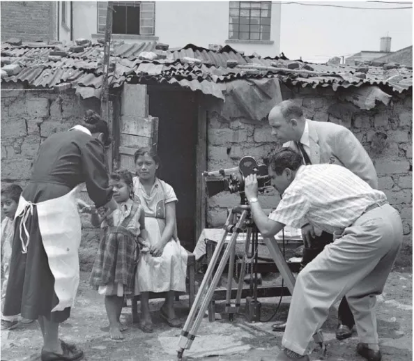 Figura 1: Filmación de una trabajadora social vacunando a una niña. (Dirección de Promoción de la Salud, Secretaría de Salud, México)