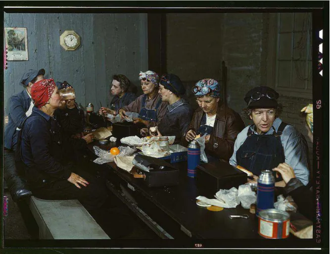 Figura 2: Trabalhadoras durante horário de almoço na fábrica de trens Chicago and  North  Western  Railway,  Iowa,  Estados  Unidos  –  Abril  de  1943