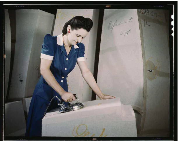 Figura 3: Trabalhadora  utilizando o ferro de passar durante a fabricação de tanques auto- auto-selantes  de  gás  da  Goodyear  Ohio,  Estados  Unidos  –  Dezembro  de  1941