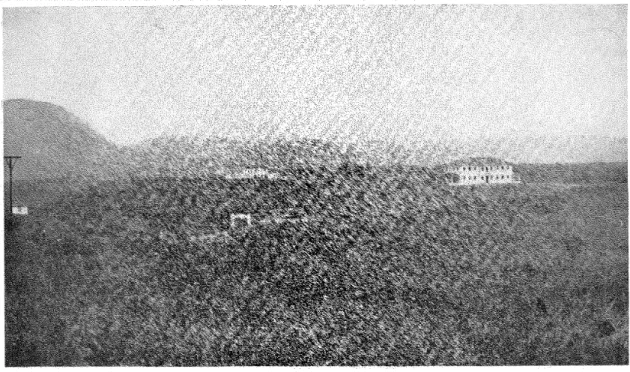 Figura  6:  Vista  da  residência  do  médico  diretor,  mostrando  o  portal  da  Colônia  de  Itanhenga  em 
