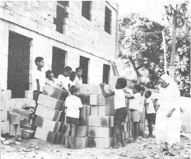 Foto 9. Internos do Orfanato carregando material para a construção da nova Sede do Orfanato